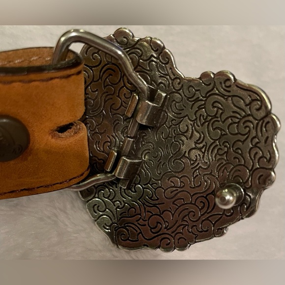 Justin brown leather belt, 26 inches, gorgeous horse/rose wreath - Picture 9 of 9